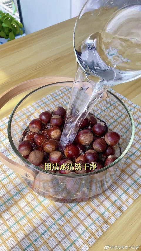 【糖烤栗子做法推荐】秋日限定的糖烤栗子,软糯香甜超好吃,做法很简单,快来学学吧~