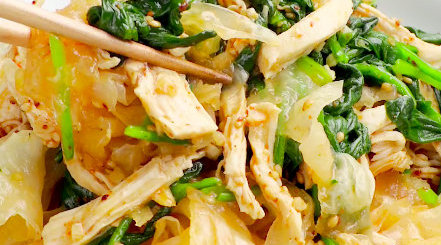 【菠菜银耳拌鸡丝】简单快手,健康营养,低脂不胖的家常菜谱来喽!荤素搭配,清爽可口,你家今晚