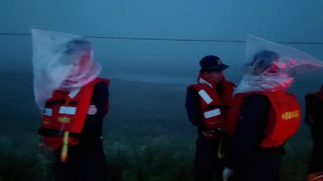 【辛苦了!消防员把编织袋套身上防蚊子叮咬】黑龙江呼玛,当地或将迎来50年一遇洪峰,大兴安岭
