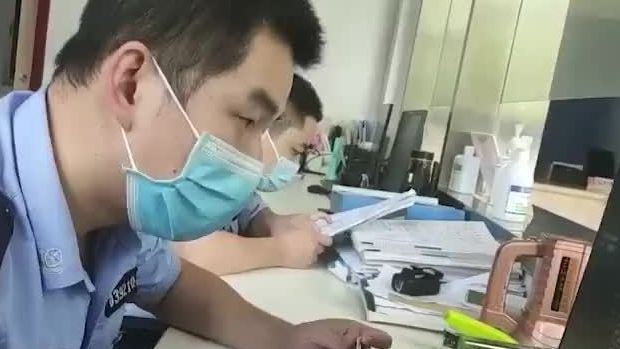 【警惕!骗子通过改号软件冒充绑匪诈骗家长】张女士的女儿小云在武汉江夏上学,9月4日,张女士