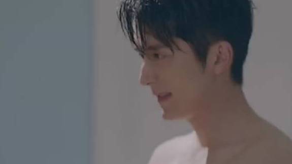 天啊!冰神的腹肌照!!!!太甜了太甜了太甜了!!哈哈哈棠雪转手就把他给卖了 #冰糖炖雪梨#