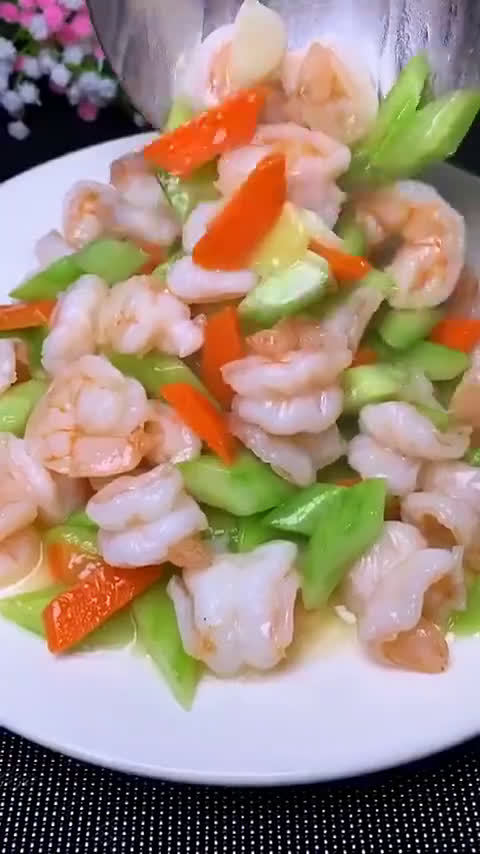 【翡翠虾仁做法】哇,这个你吃过吗?不要太鲜美,黄瓜很像绿绿的翡翠,好吃又好吃,速度get!