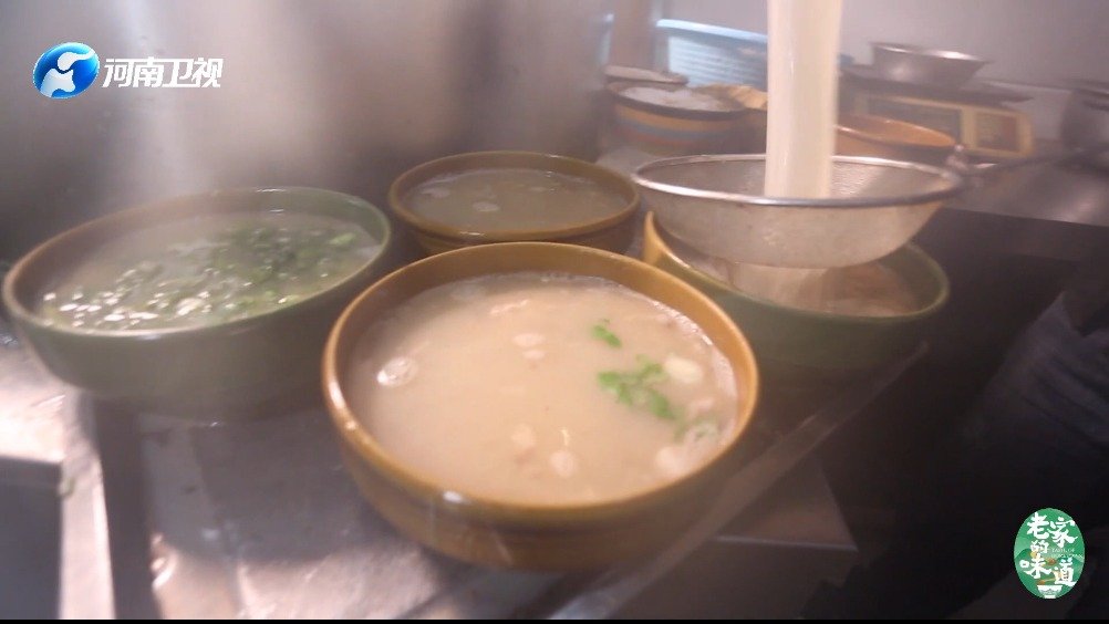  驴骨熬汤,驴肉香嫩,搭配20余种香料,泡入当地大饼,入口瞬间醇香四溢!喝惯了牛肉汤、羊肉