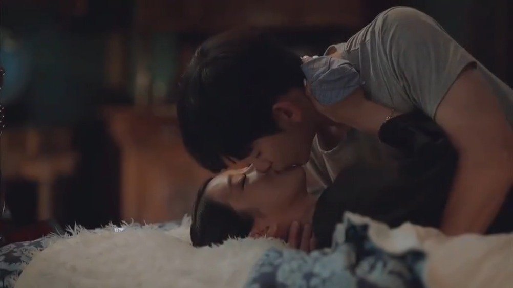 《来自星星的你》《拥抱太阳的月亮》《虽然是精神病但没关系》……金秀贤吻戏和露肌肉戏真是从不