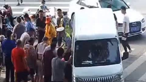 【女子左腿被压车底,众人齐心协力抬车救人[good]】8月6日,湖北襄阳,一辆面包车与电动