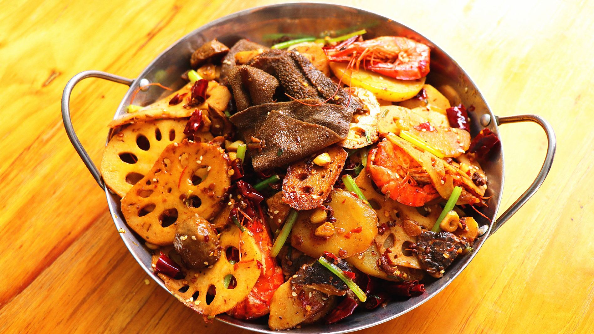 【麻辣香锅】美食之都 在家也可以做麻辣香锅,想吃啥子加啥子,又麻又辣又香,这样的我能吃一大