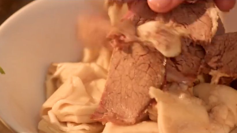 【石家庄特色美食 | 哈家罩火烧】牛肉罩火烧是流传在石家庄地区的一道特色美食创始于1927