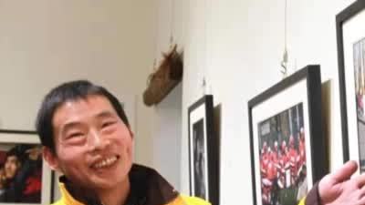 【两年前哭泣的外卖小哥找到了 被催单一时没忍住】11月24日,因一张照片被全城寻找的外卖小
