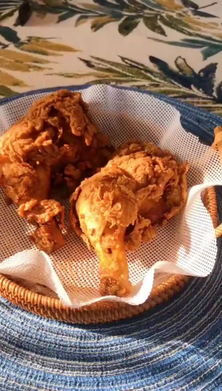 脆皮炸鸡腿的做法来啦,这样做出来的表皮相当酥脆,喜欢吃辣的可以混合辣椒粉,大口吃肉的感觉,