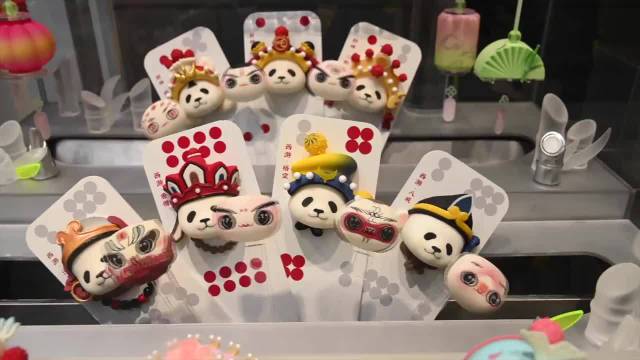 【好看得下不去嘴!成都宽窄巷子推出川剧脸谱蛋糕,还有卡通熊猫、麻将和兔头】成都宽窄巷子一家