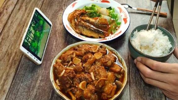 菌菇蒸鸡|清淡的菌菇蒸鸡肉,鲜美嫩滑,好吃不腻,拌面配饭都是棒棒哒!