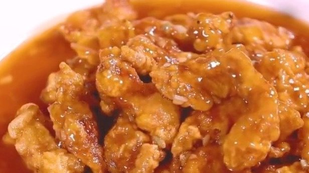 【糖醋里脊】鲁菜是中国传统八大菜系之一,历史悠久、技法丰富,是黄河流域烹饪文化的代表。请欣