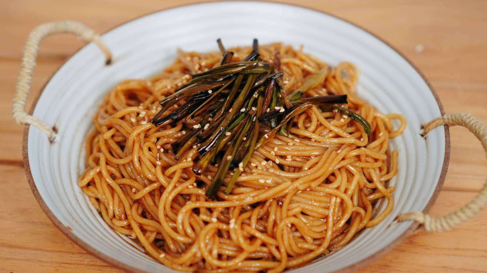 《#向往的生活#》同款葱油拌面做法,葱香浓郁一口爱上~