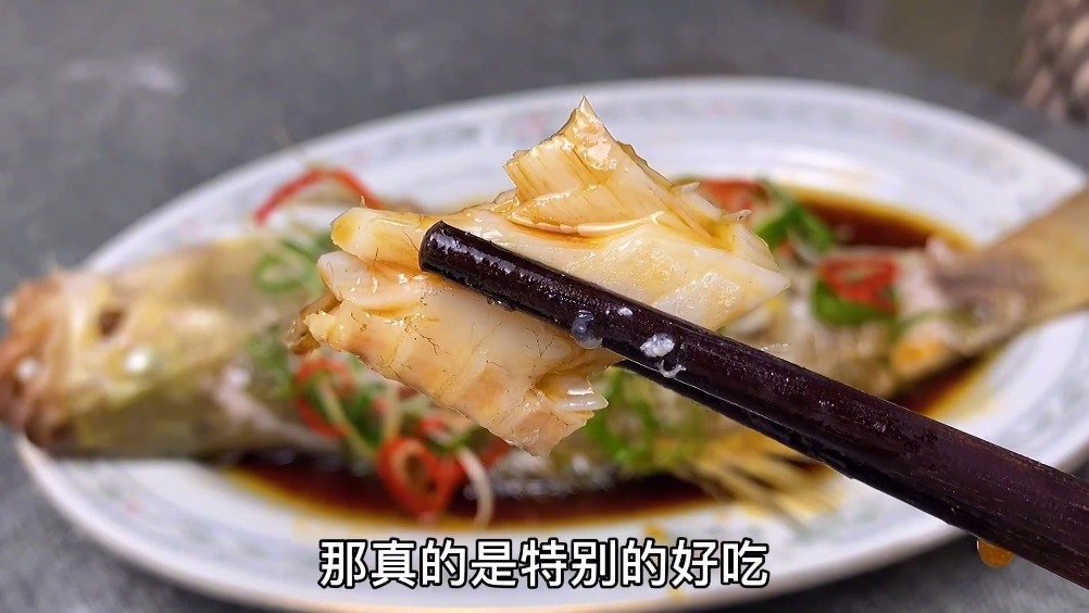 清蒸鱼千万不要放盐和料酒,教你最正确做法,鱼肉多汁又入味!(天天美食推荐)