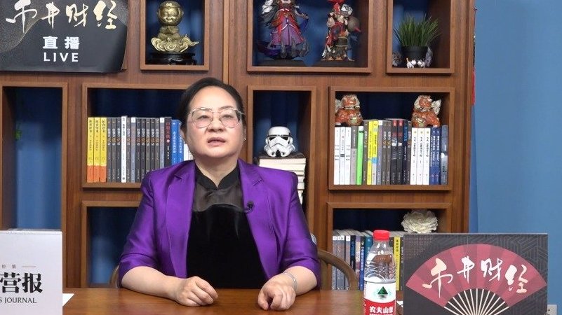 【小龙虾跌价了,产业出现了降温】小龙虾也称克氏原螯虾、红螯虾和淡水小龙虾。小龙虾的体长大约