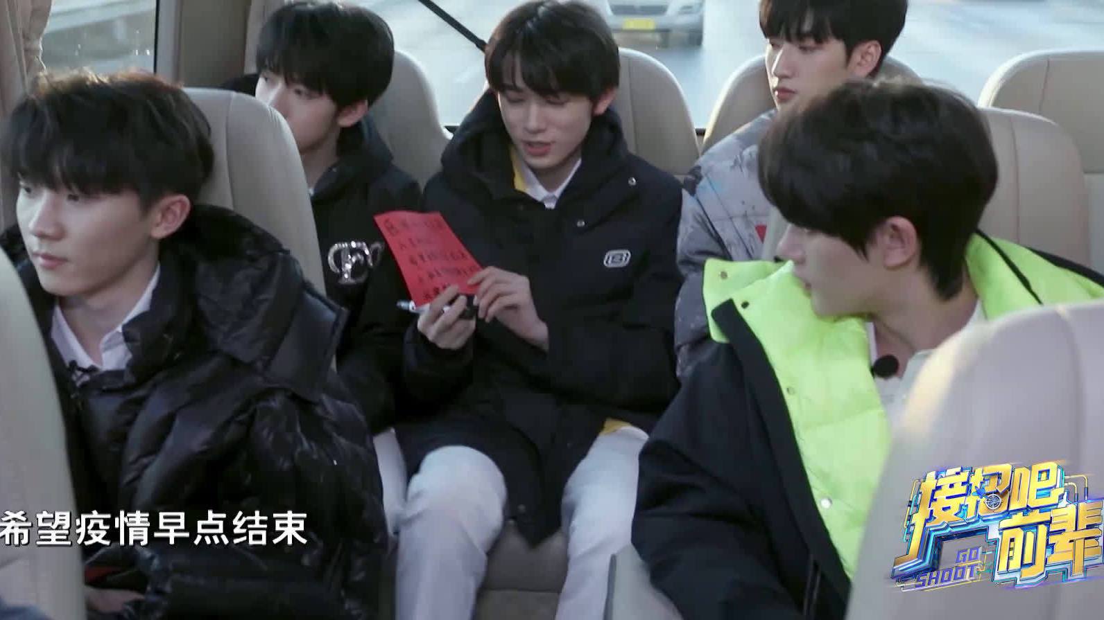 #接招吧前辈#少年们@台风少年团组合 为坚守在防疫一线的核酸检测研究工作者写下祝福语祝愿他