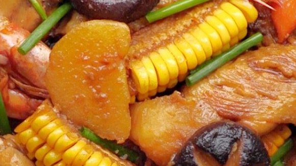 【啤酒鲜虾鸡翅煲】食材丰富一锅鲜!香气扑鼻,汤鲜味美,新鲜大虾和多汁鸡翅的完美组合成为你的