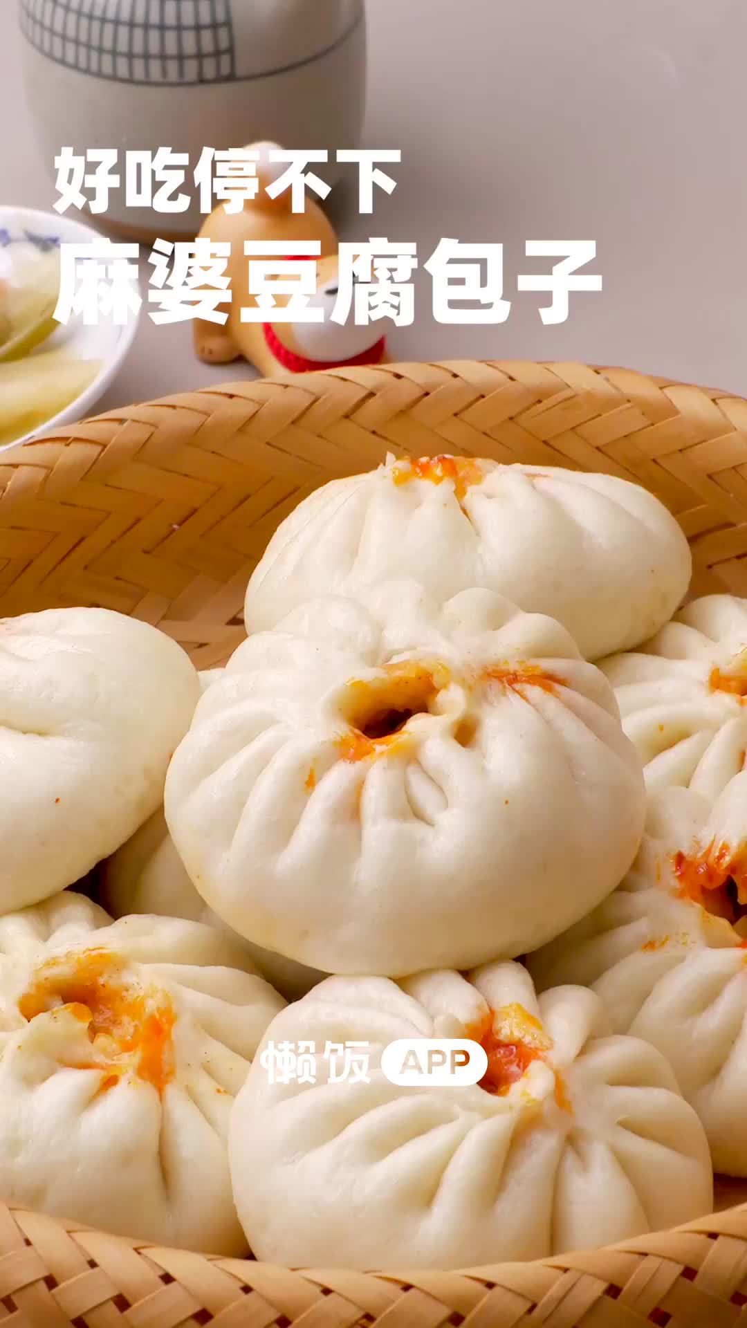 【麻婆豆腐包子】温水里加入干酵母,倒入面粉中,揉成光滑的面团,发酵40分钟,在这期间制作麻