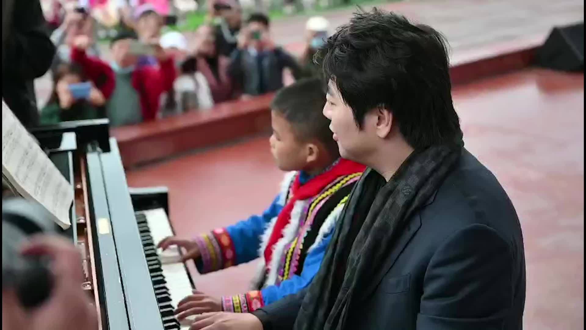 【助力音乐梦想!郎朗携“快乐的琴键”音乐教室走进汶川】大山之间,钢琴大师和9岁孩子熊高晨四