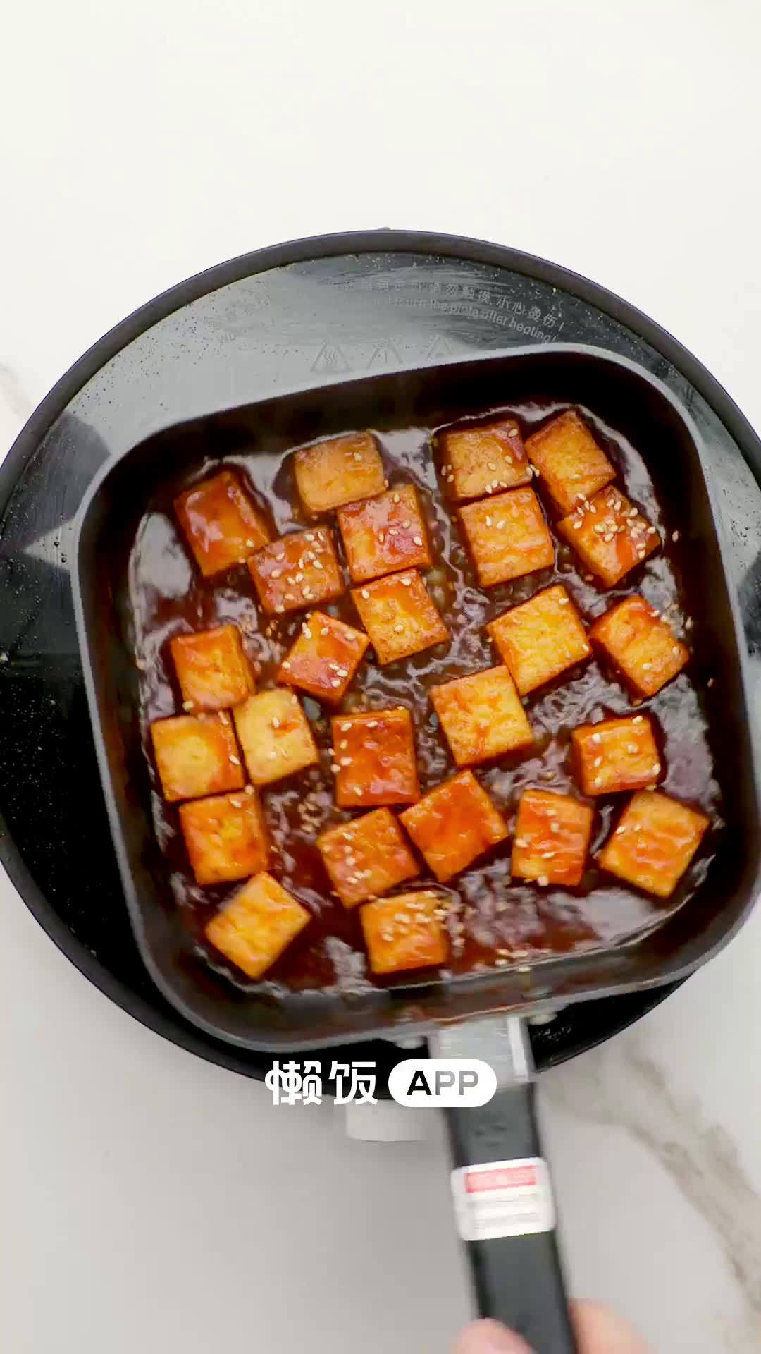 【糖醋脆皮小豆腐】豆腐的神仙吃法来啦!锅里倒油,豆腐煎至表面金黄,加入调味料调味,翻炒至酱