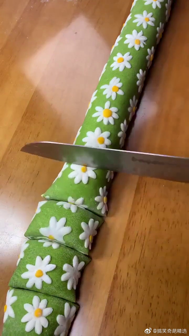 【小花卷】蔬菜汁和面,制作出来的小花卷,一出锅,家人争着抢着吃。 