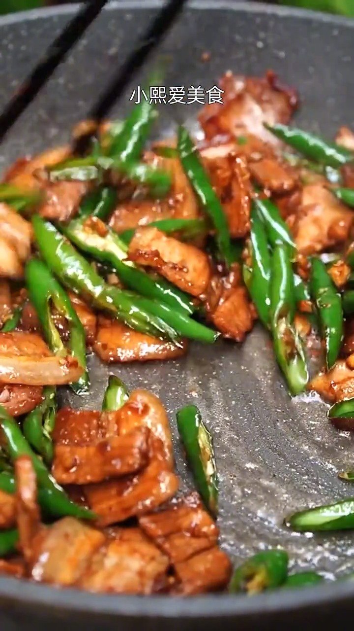 【超下饭的尖椒炒肉】炒这道菜时,到底要先炒尖椒,还是先炒肉呢?怎么做才更好吃?跟着视频学,
