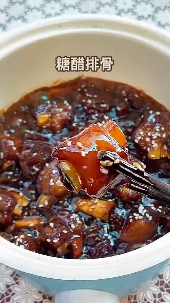 糖醋排骨不过就是道普通的荤菜而已,但是怎么就是这么好吃呢?学会这样做,明天露一手 via 