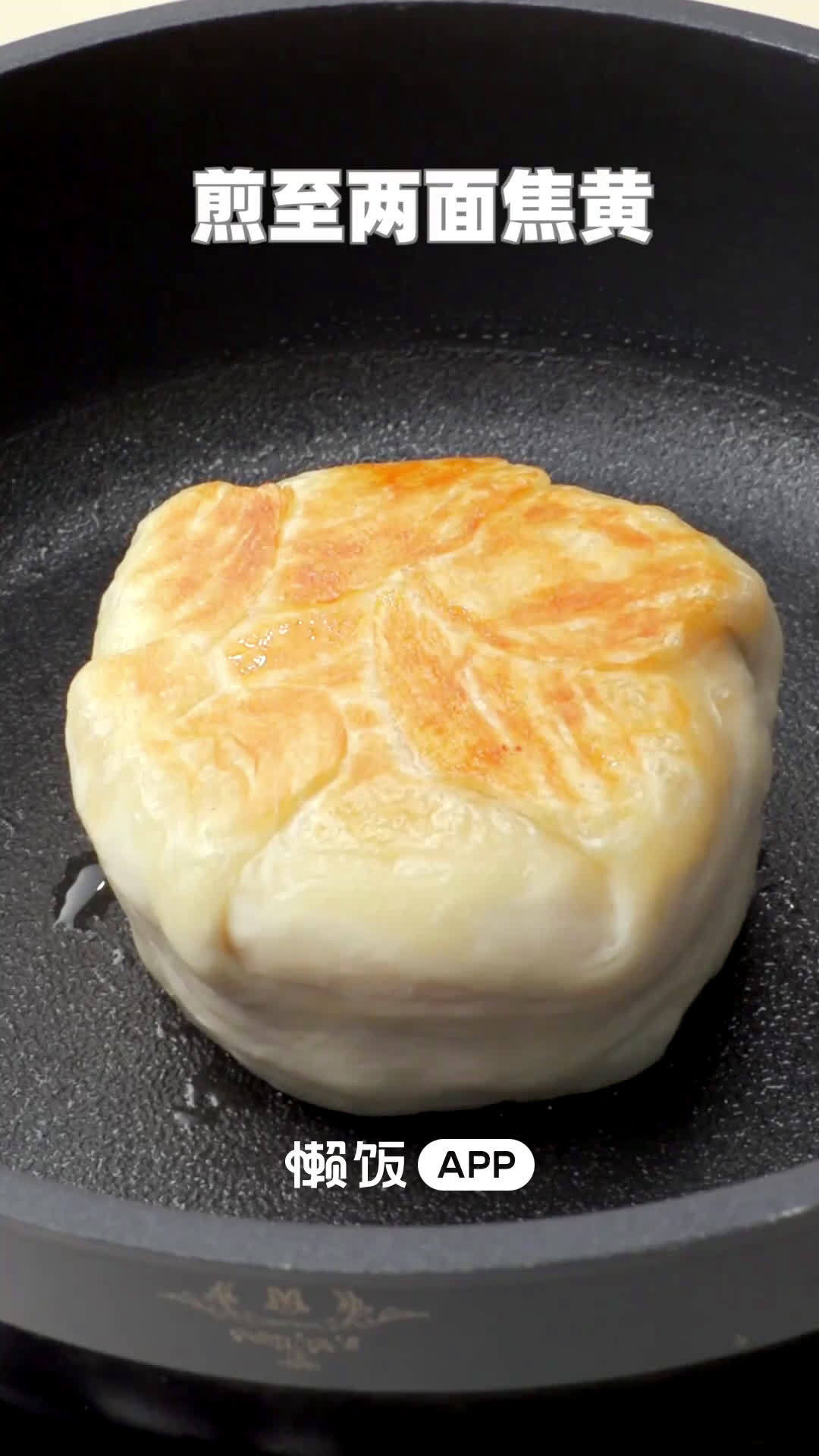 【手抓饼牛肉三明治】酥脆的外皮,内里有肉香满满的牛肉,还有芝士、煎蛋,再加上蔬菜,这简直是