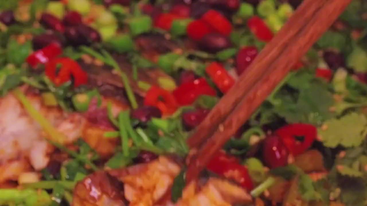 #美食课堂# 家庭版烤鱼,做法简单,鱼肉外焦里嫩,麻辣鲜香,太适合冬天啦~