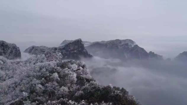 12月25日,受寒潮影响,湖南张家界气温骤降天门山降雪过后山顶云雾缭绕,成了一个银装素裹的