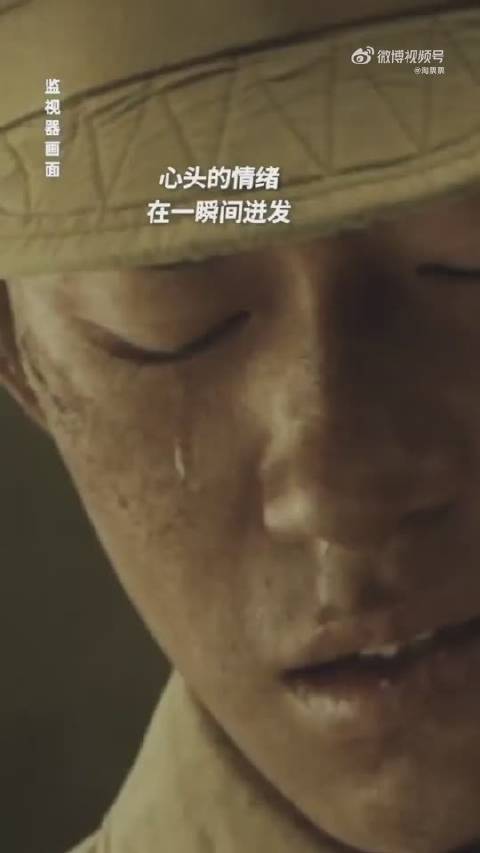 电影《长津湖之水门桥》发布最新片场花絮,陈凯歌和主演吴京一起在监视器前看千玺的哭戏陈凯歌说