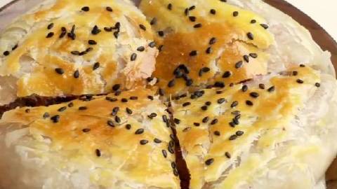 【紫薯肉松酥饼get一下～】没错!又是万能的手抓饼系列!不用和面就可以做的酥饼～紫薯搭配肉