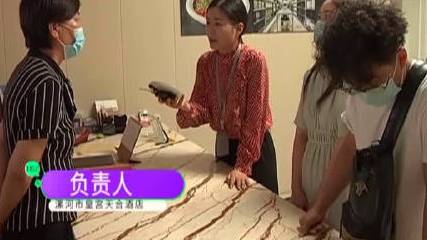【漯河一对新人酒店办婚礼,酒店:不用我的婚庆不让进】5月3日,小詹和男友在皇宫天合大酒店定