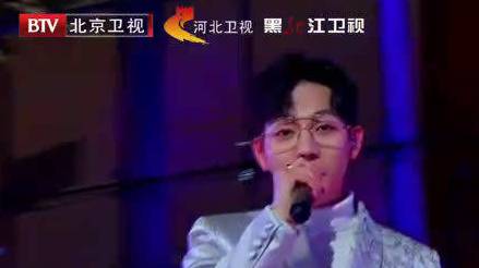 【btv跨年冰雪盛典微直播】歌声响起,就是记忆中的青春!但这西装和棉袄的不同造型,确定是在