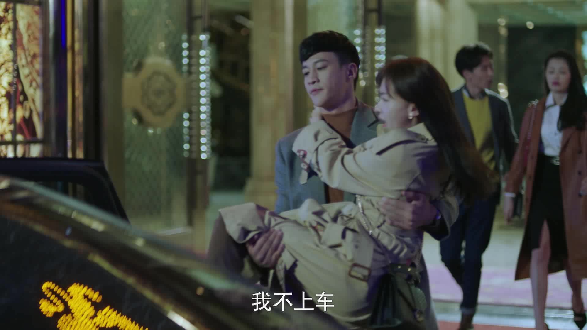 【青春正好】#正青春# 霸王花章小鱼@吴谨言 为了帮姐妹董小姐@王秀竹 出气,把自己脚都给