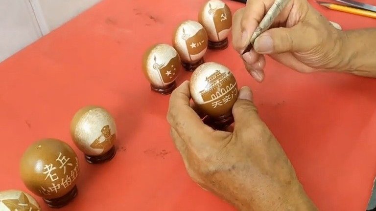 【退伍不褪色!71岁老兵制作蛋雕迎八一 前后用时半个月】7月30日,河南开封。71岁的张振