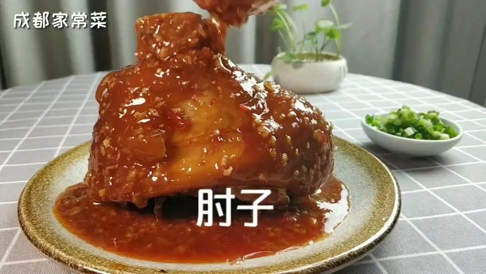 这段时间天气越来越冷了,给大家推荐一波四川九大碗之一的东坡肘子家常菜。