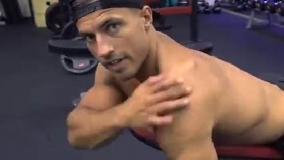 健身型男Mike Thurston的动作纠错系列,肩部训练常见的错误,看看你中了几枪!!