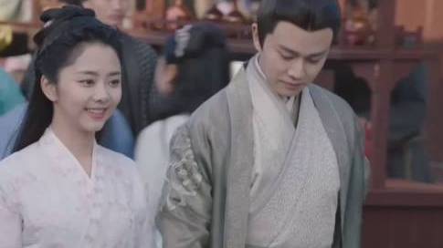 珍惜着看这最后一点糖了 今夏:“大人就是那条既能上天又能入地还会飞的大鱼呀!” 剪纸时的飞
