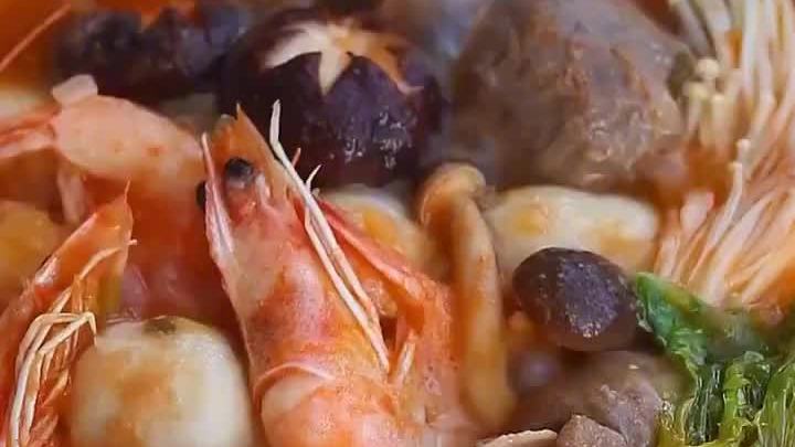 【鲜美暖胃!番茄浓汤火锅做法推荐】 汤鲜浓郁,食材丰富,番茄浓汤火锅做法推荐,秋冬正适合。
