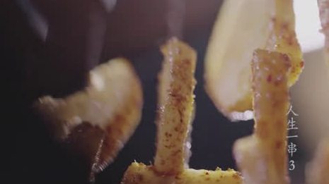 提起武汉美食,过早的热干面、面窝窝、烧梅赫赫有名,如果有人说自己为了一顿烧烤而放弃过早,似