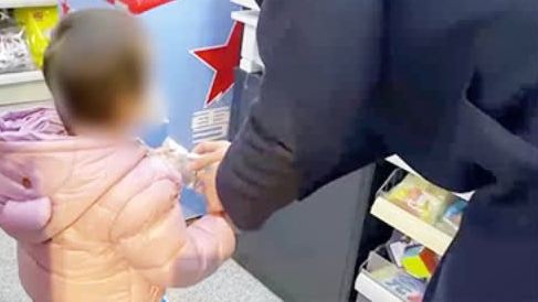 【母亲接打电话,不料2岁女儿发车前溜下了火车…[晕]】1月19日,湖南长沙火车南站,就在G