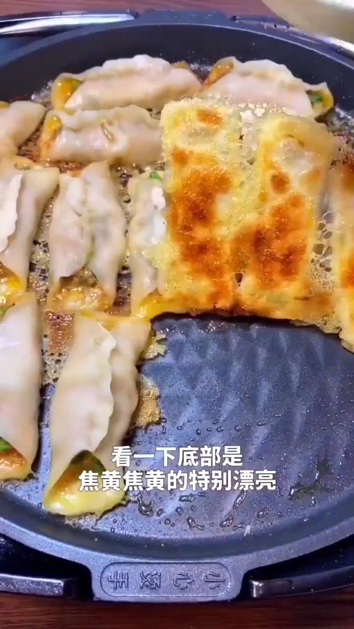 #吃在成都# 做【锅贴】有人用面水,有人用淀粉水,教你正确的做法,个个酥脆鲜香!!!