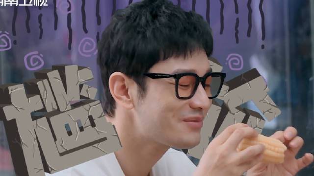 【湖南卫视#中餐厅#正在播出】黄店长@黄晓明 时刻不忘减肥大业,大家吃肉时他在吃粗粮,但是