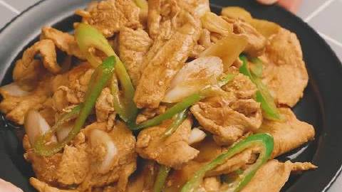 #天天美食# 【葱爆鸡胸肉】简单的食材,简单的做法,葱爆鸡胸肉,减脂健康又好做,戳视频↓