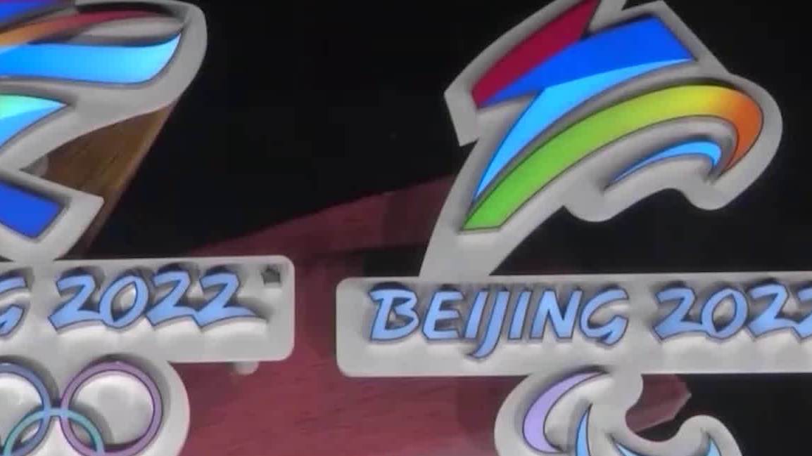 【年味十足,氛围浓厚!冬奥主题花坛亮灯啦 】天安门广场中心,高17米的巨型中国结在夜空中熠