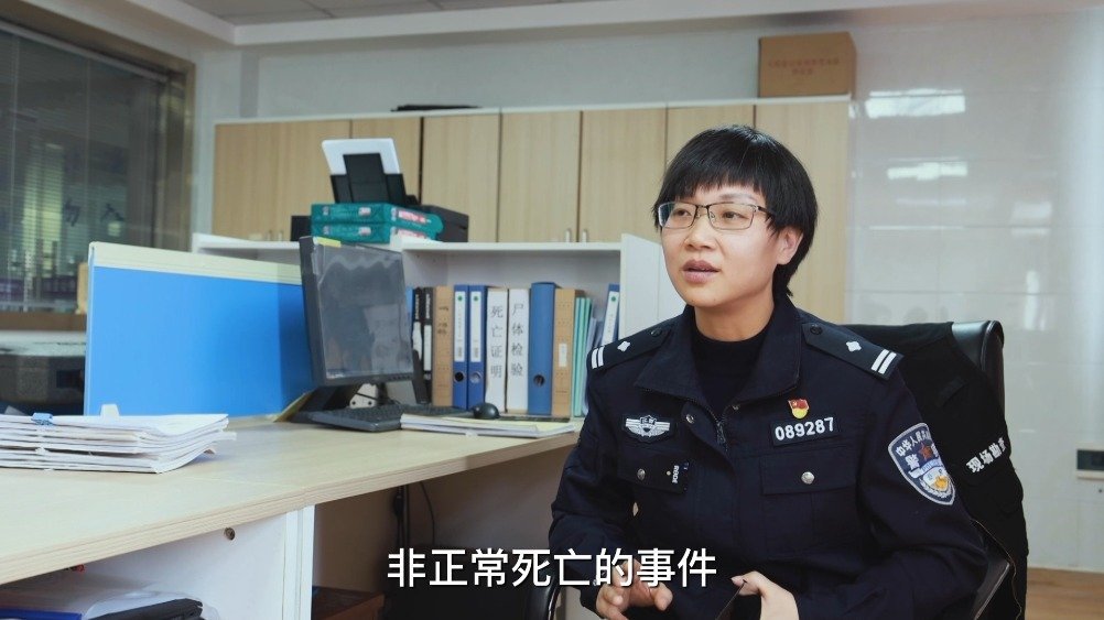 【#女法医第一次尸检不敢下刀#  恶心吐了继续干,#同学聚会女法医被嫌弃手脏#】方玲是江西