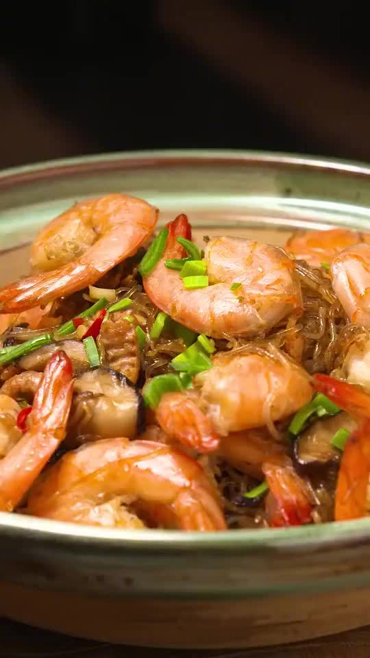 #美食之都# 今天晚饭来一道鲜虾粉丝煲,做法简单,粉丝劲道Q弹,虾肉干香鲜嫩。(美食天天见