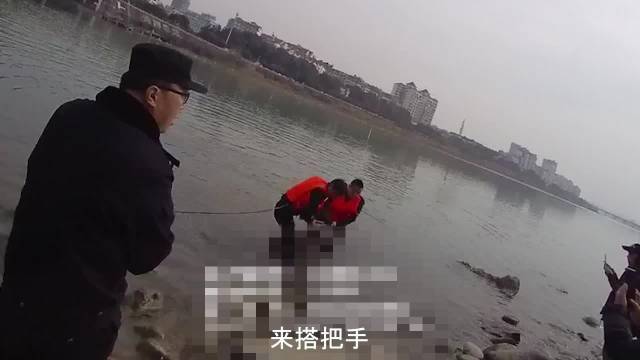 【民警跳入刺骨涪江,三分钟抢回轻生者生命】11月22日11时许,一名青年女子坠入绵阳市东方
