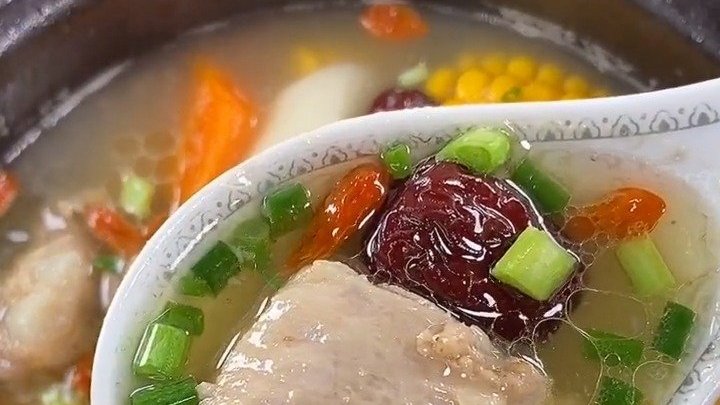 为爱的人做一道玉米胡萝卜山药排骨汤 瞬间可以喝三碗。